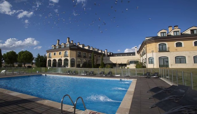 Large Unit with Easy Golf Access Ideal for Leisure Travelers in Cebreros