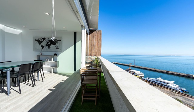Last floor with a great river view! in Almada