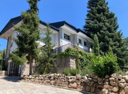 Los Cedros, gran chalet con piscina en Navacerrada in Navacerrada