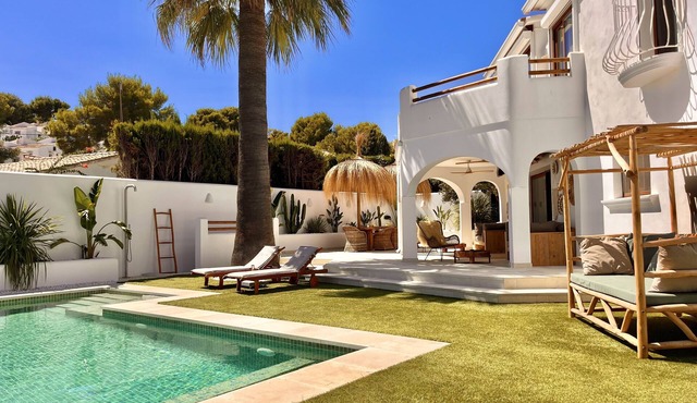 Luxury beach villa within walking distance the sandy beach and with private pool in Teulada