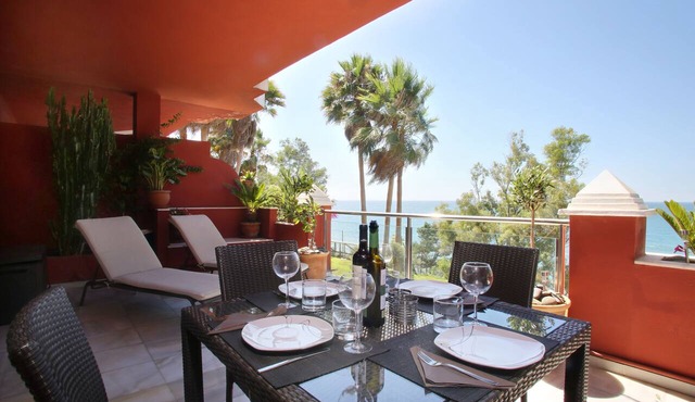 Luxury front line 2 bedroom apartment with magnificent seaviews in Estepona