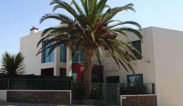 Luxury house, 7min walk to the beach, with private pool, jacuzzi and games room in Ericeira