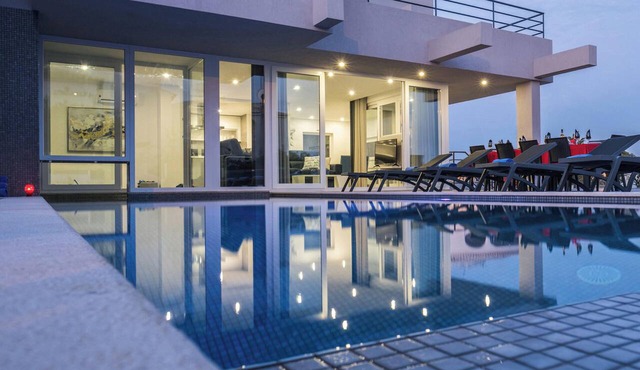 Luxury Villa w/Jacuzzi and Heatable Pool in Armação de Pêra