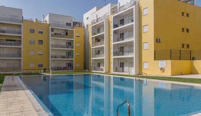Marley Yellow Apartment, pool, Wifi in Armação de Pêra