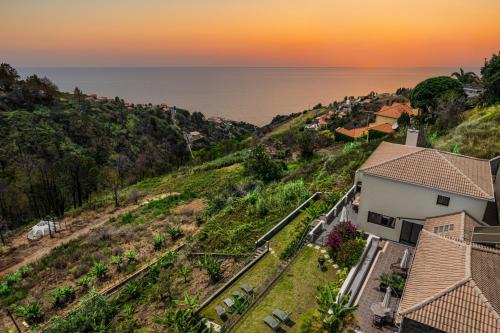 Meerblick - 3-Bett Villa mit Terrassen & Hot-Tub in Calheta