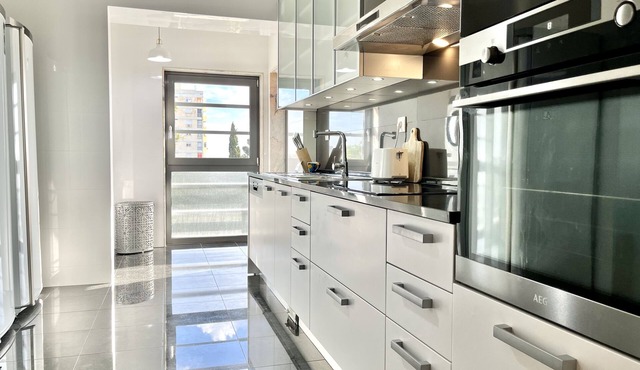 Modern & Spacious APT with River View in Lisboa