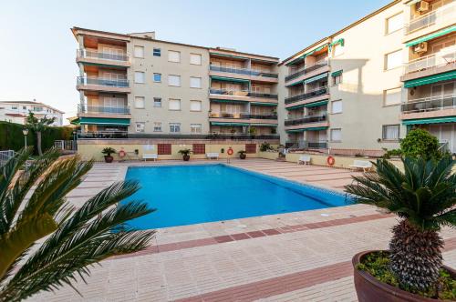 Near beaches large private patio, aircon & community pool in Comarruga
