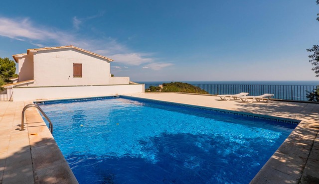 Nice apartment with magnific sea views and pool. in Begur