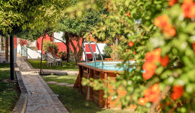 Nice flat with small shared pool in Algés