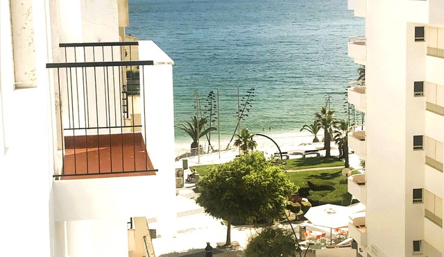 Ocean front apartment with sea view situated in prime area of pear frame in Armação de Pêra