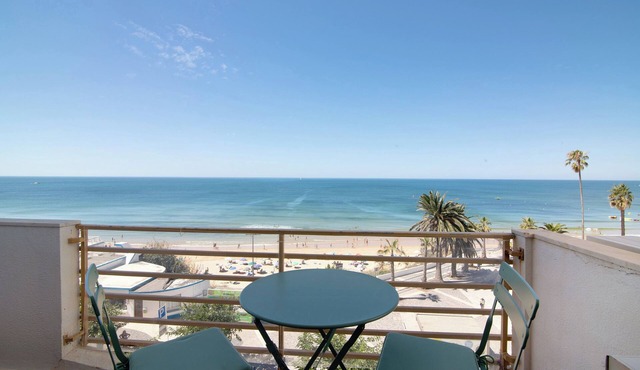 Ocean View Apartment with Sea View, Wi-Fi in Armação de Pêra