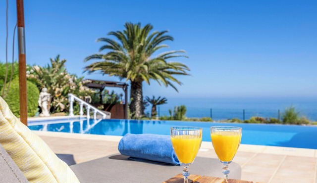 Oceanfront Luxury Villa with Heatable Infinity Pool & Breathtaking Ocean Views in Luz