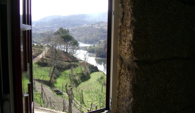 Old stone house with swimming pool and river. in Amarante