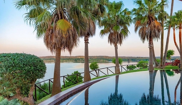 Overlooking Montargil Dam! Garden View, Free Parking, Outdoor Swimming Pool! in Montargil