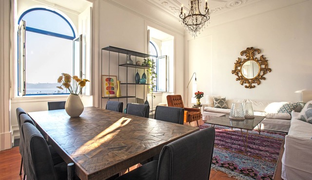 Palatial Waterfront Property Suitable For Groups in Lisboa