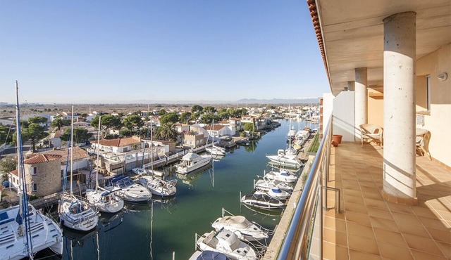 Panoramic 180 ° view on the canals, swimming pool, 6 people Rosas nature reserve in Roses Girones