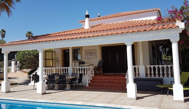 Pretty holiday home with pool and garden for the whole family from 2 to 8 pax in Castro Marim
