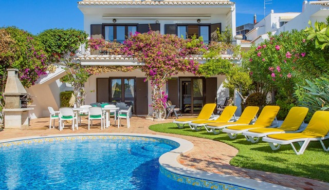 Pretty house close to the beach and the centre of Olhos D'Agua in Olhos de Água