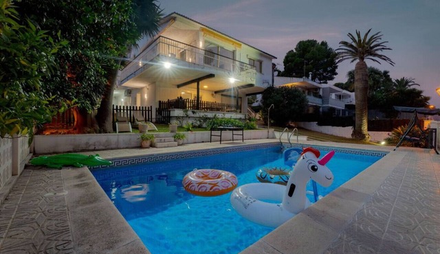 Private Oasis · Pool · Beach BBQ · Golf & Hoops in Salou