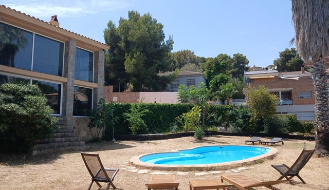 Private pool and garden, near the beach, mountain hikes, Port Aventura. in Costa-Cunit