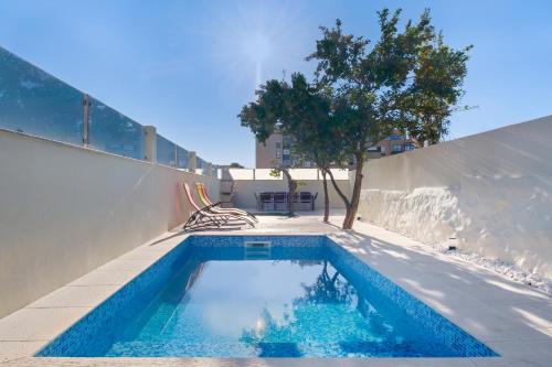 Private Pool Villa with 4BR Suites, Hot Tub & Patio in Vila Nova de Gaia