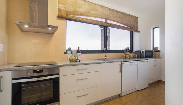 Holiday Home 'Casa Do Vale' with Mountain View, Private Terrace and Wi-Fi in Vale da Pedra-Souto da Carpalhosa-Leiria