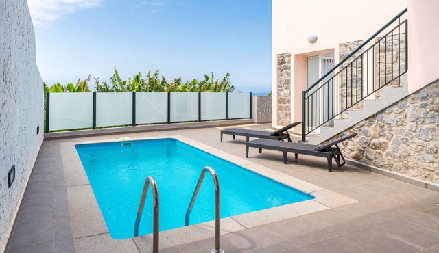 Quiet peaceful apartment with private pool in Arco da Calheta