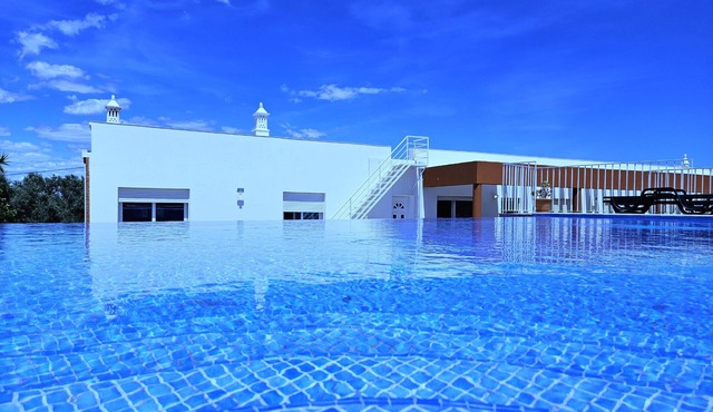Quinta das Oliveiras: country house, pool, parking, wifi, AC, beach nearby in Olhão