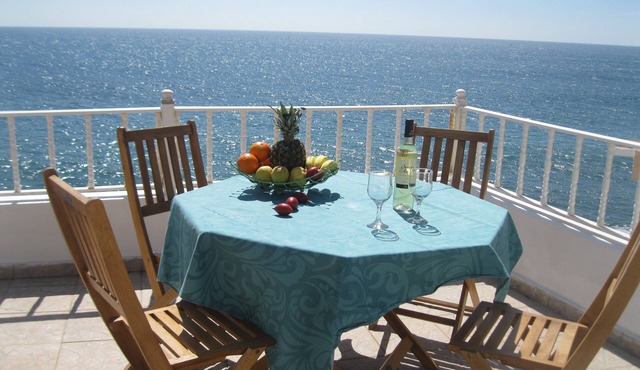 Romantic ocean front apartment in a charming fishermen village in Paul do Mar