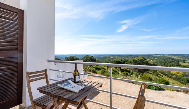 Room 'Julho' with Sea View, Shared Pool and Wi-Fi in Bordeira