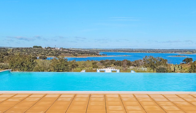 Room 'Perdiz' with Shared Pool, Wi-Fi and Air Conditioning in Elvas