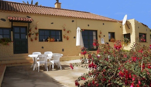 Rustic Casita In The Orotava Valley Surrounded By Vineyards With HotTub and Wifi in Los Realejos