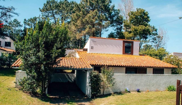 Santa Sofia. Casa com 4 quartos e Jardim Espaçoso em Moledo in Moledo