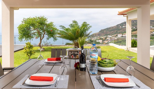 Sea View, Luxury, Comfort, Privacy, Free Wifi and Heated Pool in Arco da Calheta