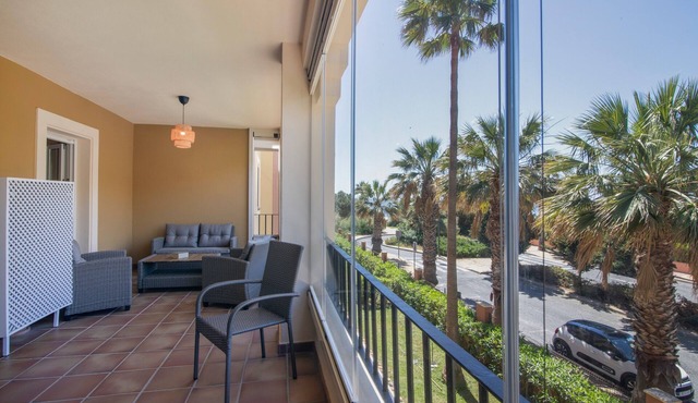 Seafront Apartment with Ocean Views, Wi-Fi, and Air Conditioning in Isla Canela