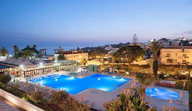 Seafront Haven with Modern Elegance in Praia da Oura! Direct Beach Access in Albufeira