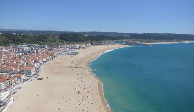 Seaview Splendor - 2 Bedroom Apartment With Pool, Parking and Sea View in Nazaré