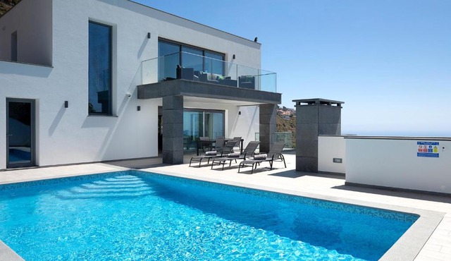 SKYFALL VILLA in Calheta