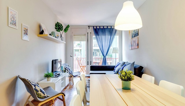 Spacious 4 Bedroom Apartment Fira BCN & Camp Nou in Barcelona