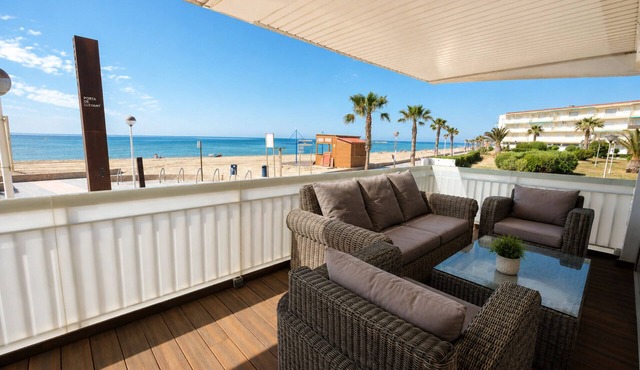 Spacious Beachfront Duplex for 12 in Salou