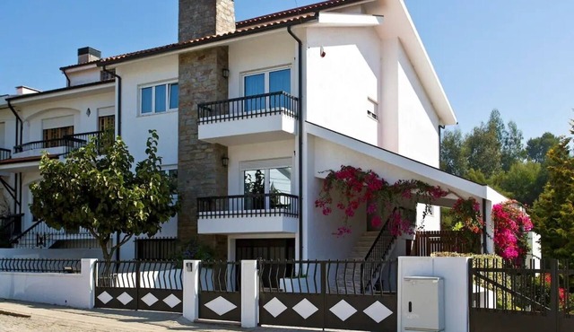 Spacious Family Villa near Porto with BBQ and Private Parking in Vila Nova de Gaia