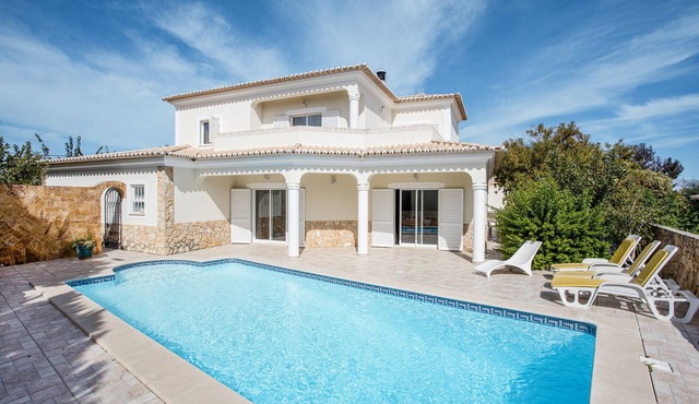 Spacious Holiday Home "Casa das Romanzeiras" with Pool, Garden and Terraces in Carvoeiro