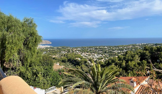 Spacious South Facing 4 Bedroom Villa, Jacuzzi (optional booking), Sea Views in Teulada