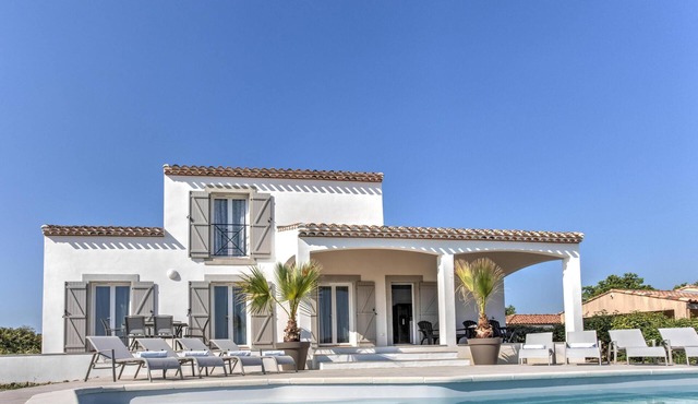 Spacious villa with pool and panoramic views in Aigne