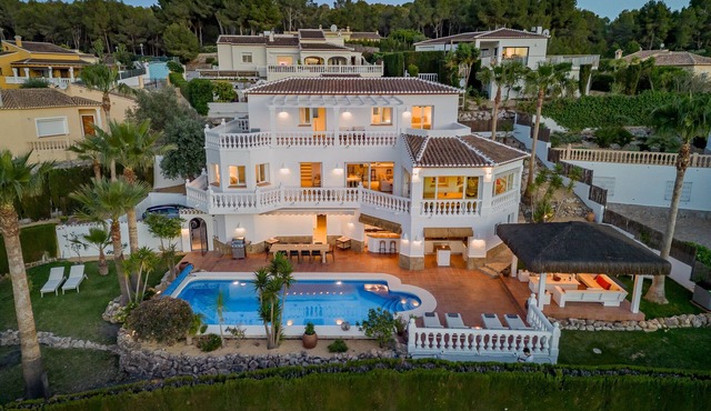 Spacious villa with stunning panoramic views - heated pool in Javea