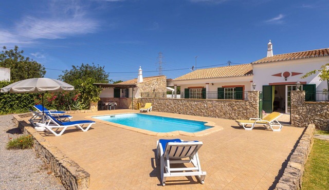 Stunning private villa for 6 guests with WIFI, A/C, private pool, TV and terrace in Cerro De Manuel Viegas
