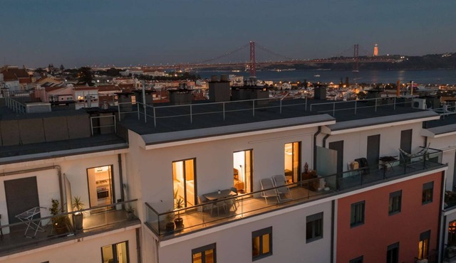 Stunning balcony with views of Tagus River, ocean and historic sites of Belém✨ in Lisboa