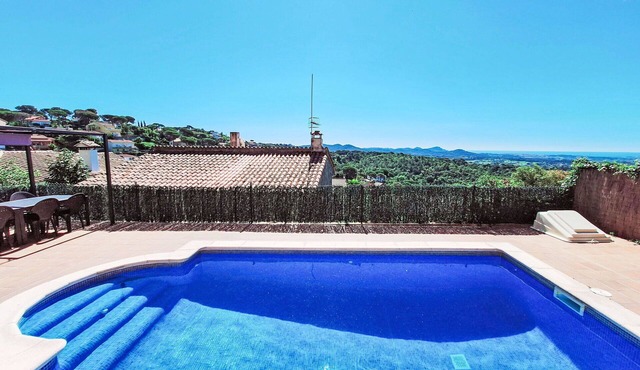 Stunning private villa for 6 guests with private pool, WIFI, TV and terrace in Tordera