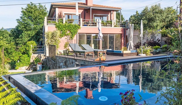 Stunning private villa for 12 people with private pool, WIFI, TV and patio in Picoto