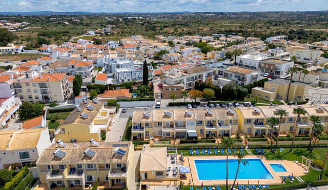 Stunning villa for 6 guests with pool, A/C, WIFI, TV and terrace in Pêra